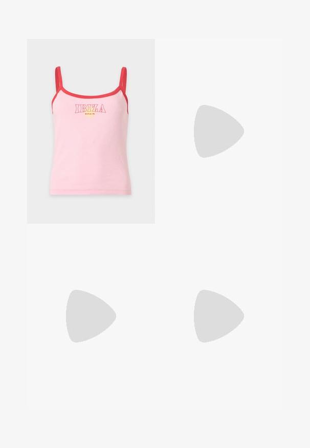 Lyserød ærmeløs top med rødt kantbånd og stropper, med teksten "IBIZA SPAIN" og en lille solgrafik på brystet.; Lyseblå denim overalls med brede ben, justerbare skulderstropper, frontlomme og metalbuttons på siderne. Klassisk stil med en afslappet pasform.; Højhælet sandal med slangeskindsprint og tynde stropper, stående på asfalt nær fliset brostensbelægning.; Sort tote bag med tekstureret nylonkrop, slanke sorte håndtag og en lille grøn logoaccent. Lynlås lukning øverst.