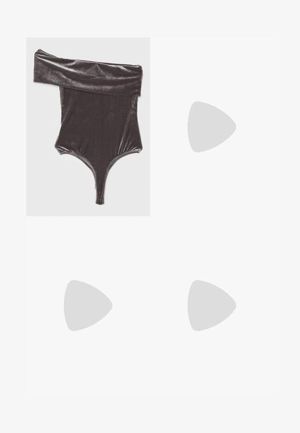 Agolde BREE BANDED BODYSUIT - T-shirts print - shark/gunmetal; Sort læderskørt med stikninger, lige silhuet og glat tekstur. Minimalistisk design uden metaldele.; Sorte lakerede sandaler med stropper, kvadratisk tå og en lav blokhæl. Udstyret med guldfarvet hardware og justerbare ankelremme.; Sølvmetal cuff armbånd med en poleret finish, der har et glat, afrundet design og åbne ender for justerbar pasform.
