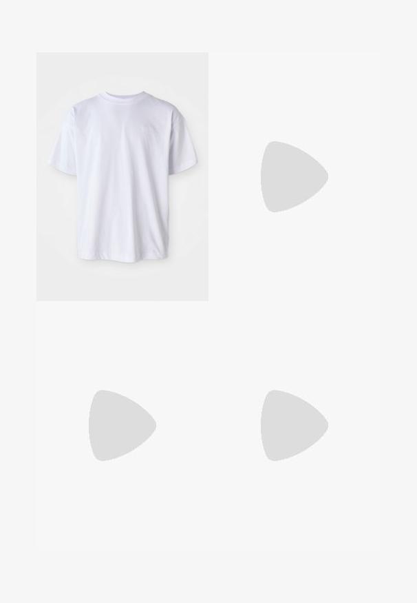 Witte katoenen t-shirt met een ronde hals en korte mouwen. Heeft een subtiele logo geborduurd in bijpassende kleur op de linkerborst.; Zwarte shorts van lichtgewicht stof, met een rechte voorkant, een elastische tailleband en zijzakken. Eenvoudig ontwerp zonder patronen.; Witte Nike Air Max 90 sneaker met een bovenwerk van mesh en leer, een geperforeerde teenbox en een zichtbare luchtunit in de hiel.; Compact zwarte crossbody tas met een verstelbare schouderband, een voorkant met ritssluiting en een klein wit Quiksilver logo label.