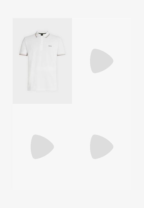 Witte polo met korte mouwen, beige afgewerkte kraag en mouwen, een knoopsluiting met drie knopen en een klein "BOSS"-logo op de borst.; Marineblauwe broek van gladde stof, met een slim fit, riemlussen en een verborgen ritssluiting. Er zijn geen opvallende patronen of accenten aanwezig.; Zwarte leren loafer met metalen gespsdetail, geplaatst op een glanzend metalen getufte ondergrond.; Zwarte leren riem met witte stiksels, opgerold en voorzien van een zilverkleurige rechthoekige gesp met een klein rond pareldetail.