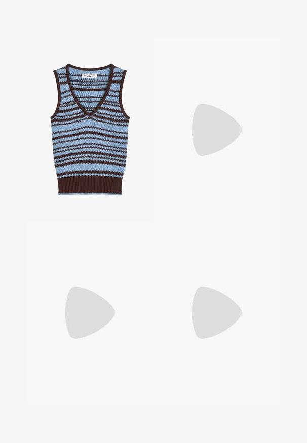 Ärmellose gestrickte Weste mit blauen und braunen horizontalen Streifen und V-Ausschnitt, mit dem Label Marc O’Polo Denim.; Schwarzer Rock mit einem gerafften Taillenbund, der auffällige bordeauxrote und weiße abstrakte Blattformen sowie plissiertes Material für Textur und Bewegung aufweist.; Schwarz-weiß gemusterter Mary Jane Damenschuh mit schwarzem Riemen und glänzendem goldfarbenem Blockabsatz in Seitenansicht.; Runde goldene Handtasche mit sechseckigem schwarzem Zentrum und goldperlen Henkel, vor weißem Hintergrund dargestellt.