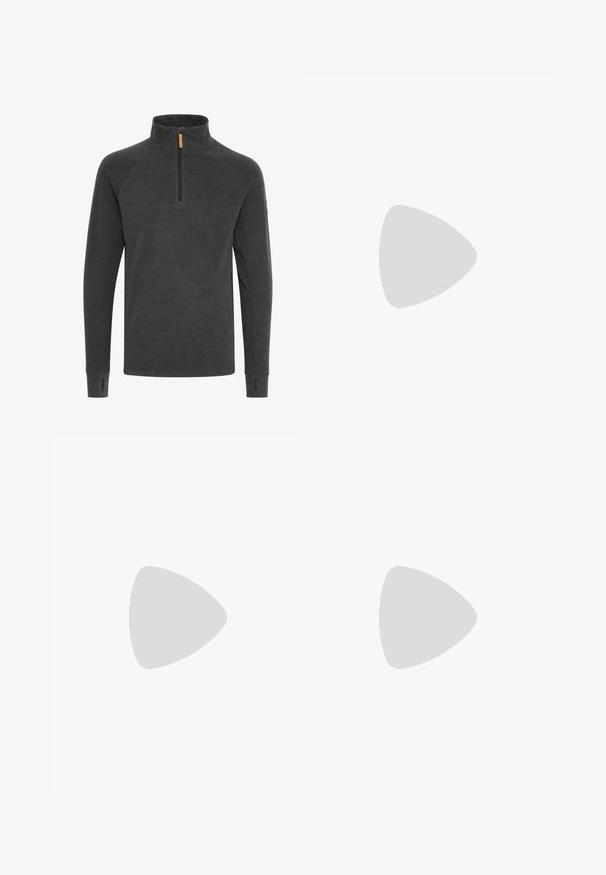 Mørkegrå pullover med høj krave, udstyret med en halv lynlås og tapered ærmer med tommelhuller, lavet af struktureret stof.; Rød vandtæt skijakke med hætte, der har sorte lynlåse og detaljer, flere lommer og et tekstureret stof til isolering.; Sorte vinterstøvler med et vandtæt design, orange detaljer, snørebånd og en tekstureret sål til skridsikkerhed. Mærket angiver vinterbrug.; Sorte og gule isolerede handsker med et vandtæt design. Har elastiske manchetter, logo-detalje og en grippy tekstureret håndflade.