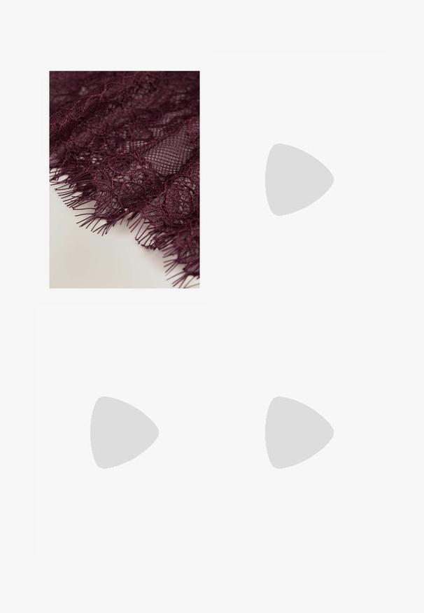 Tissu en dentelle bordeaux, présentant des motifs floraux complexes et un bord à franges, texture douce et design délicat à tissage ouvert.; Shorts de sport marron en tissu lisse avec une coupe décontractée, présentant des rayures blanches sur les côtés et un logo brodé en bas à gauche.; Baskets beige profil bas avec trois bandes blanches, panneaux latéraux en suède texturé, semelle en gomme et fermeture à lacets sur fond uni.; Sac à main en daim marron clair avec une seule bandoulière, une bandoulière amovible pour porter en travers du corps, et un détail de pompon en daim assorti.