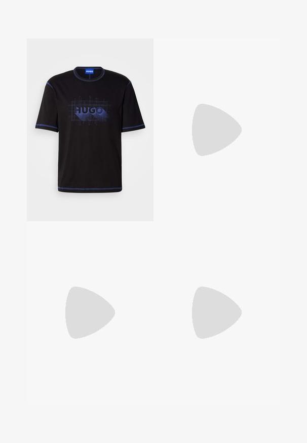 Zwart katoenen T-shirt met korte mouwen, blauwe stiknaden en een grafisch "HUGO" logo in verschillende tinten blauw aan de voorkant.; Donkerblauwe denim jeans met wijde pijpen, inclusief voorplooien en oranje stiksels, weergegeven op een witte achtergrond.; Zwarte instapper met een ronde neus, voorzien van een textuur bovenwerk, gladde witte zool en subtiele merktekens aan de zijkant.; Zwarte rechthoekige crossbodytas met verstelbare band en BOSS-logo aan de voorkant, tegen een effen lichte achtergrond.