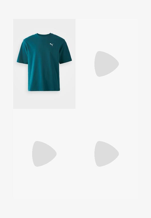 Teal bomulds t-shirt med korte ærmer, rund hals og et hvidt Puma-logo på venstre bryst; glat tekstur og regular fit.; Sorte sweatpants lavet af blødt stof, med en elastisk talje, sidelommer og et hvidt Puma-logo på venstre side.; Sorte fodboldstøvler med tekstureret materiale, hvidt Puma-logo, snørebåndslukning og metalstifter for godt greb. Designet understreger ydeevne og støtte.; Hvid perlekæde med ensartet rund form, glat overflade og metalspænde med forlængerkæde for justerbar længde.