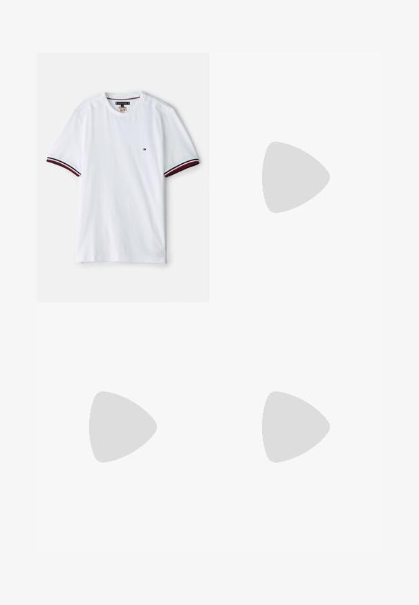 Hvid bomulds t-shirt med korte ærmer, prydet med røde og marineblå stribede detaljer på ærmerne og et lille logo på brystet.; Beige denimjeans med lige pasform, der har fem lommer, knaplukning og kontrasterende syninger. Glat tekstur og minimal slid.; Hvide sneakers med en glat læderoverdel og lav profil. Har en rund tå, seks snørehuller og en tekstureret gummisål.; Sort messenger taske lavet af nylon, med en quiltet design, justerbar rem og prægede logo på forsiden. Glat tekstur.
