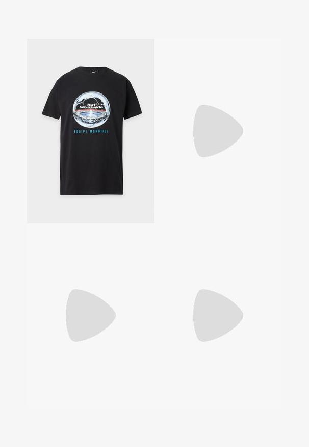 T-shirt noir à manches courtes avec un grand graphique réfléchissant de ballon de football, texte "huf worldwide" et "EQUIPE MONDIALE" en bleu sous le ballon.; Jeans évasés en denim bleu foncé avec des coutures jaunes, cinq poches et une fermeture éclair. Présente des coutures horizontales au-dessus des genoux.; Baskets blanches en cuir avec une semelle en caoutchouc plat, présentant une finition lisse, un bout rond et des œillets en métal pour les lacets. Portées avec un pantalon noir.; Sac messager noir avec motif géométrique embossé, matériel en métal argenté, fermeture zippée et bandoulière réglable. Fabriqué en matériau synthétique texturé.