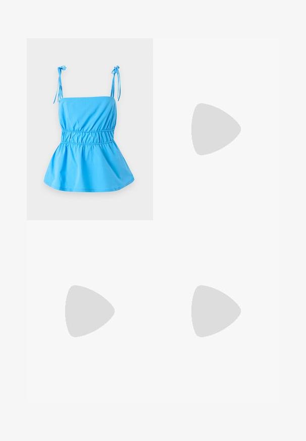Haut bleu clair avec des bretelles à nouer réglables, corsage ajusté et design peplum évasé ; fabriqué dans un tissu lisse et léger.; Pantalon large bleu clair avec des rayures verticales blanches, doté d'un lien en tissu à la taille et d'un ourlet froncé. Texture légère et lisse.; Jambes portant des leggings côtelés foncés associés à des ballerines noires avec de petits détails en nœud sur fond blanc.; Petit sac à main noir brillant avec deux longues anses et des détails à cordon sur les côtés sur un fond clair uni.