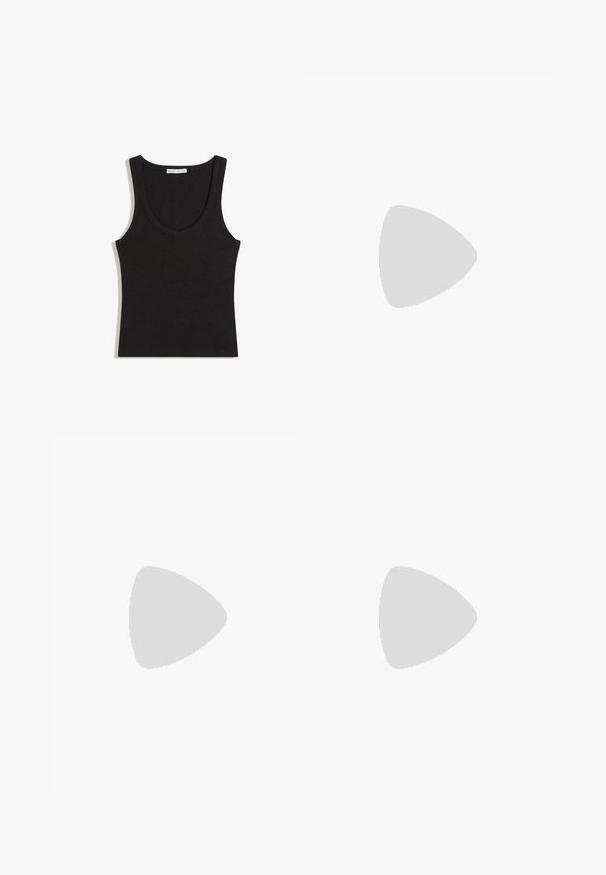 Schwarzes, geripptes ärmelloses Tanktop mit Rundhalsausschnitt, flach auf weißem Hintergrund liegend.; Schwarze weite Hose aus leichtem Material mit einem elastischen Bund und einem Kordelzug für eine verstellbare Passform. Glatte Textur.; Schwarzer Adidas-Sneaker mit weißen Streifen und beiger Sohle, in der Luft über einer steinernen Oberfläche und mit Steinwand im Hintergrund aufgenommen.; Schwarze glänzende Lederhandtasche mit zwei Griffen, vorderer Reißverschlusstasche und abnehmbarem Schulterriemen auf weißem Hintergrund.