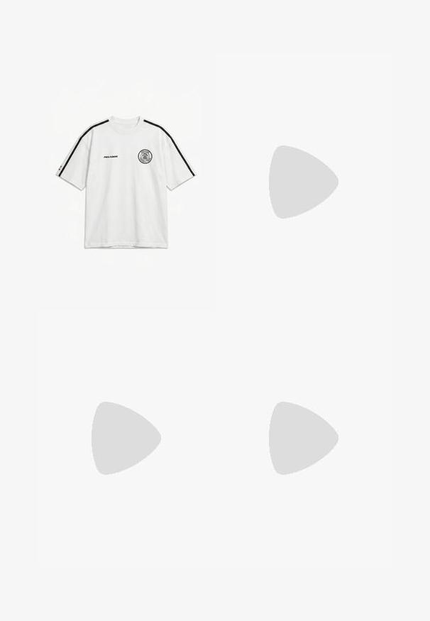 Camiseta blanca de manga corta con rayas negras en los hombros, texto ""PEGADOR"" en el pecho y logo circular ""PEGADOR FOOTBALL TEAM"" en el pecho izquierdo.; Pantalones cortos negros hasta la rodilla con cintura elástica y cordón, rayas blancas verticales en los lados y pequeño logo redondo en el muslo izquierdo.; Zapatillas deportivas negras con acentos de malla y goma. Combinadas con jeans de pierna ancha de color gris claro y una blusa de cuadros verdes. Fondo de superficie plana.; Bolsa de tela negra con forma plana, que presenta texto blanco en negrita. El cierre de cremallera se encuentra en la parte superior, con un detalle de asa en un lado.