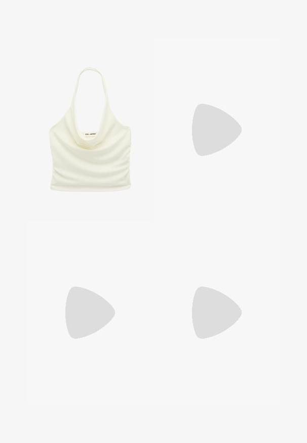 Off-white satin halter crop top med draperet halsudskæring og mærke for neden midt for.; Grå denim flared jeans med en afdæmpet finish, der har en knaplukning, fem lommer og syet detaljering langs taljebåndet og kanten.; Olivegrønne platform flip-flops med en bred rem og tekstureret sål, der har en glat overflade og et buet design for komfort.; Beige patenteret læderhåndtaske med en buet form, justerbar skulderrem, sølvhardware, dekorative spænder og cirkulære nagleaccenter.
