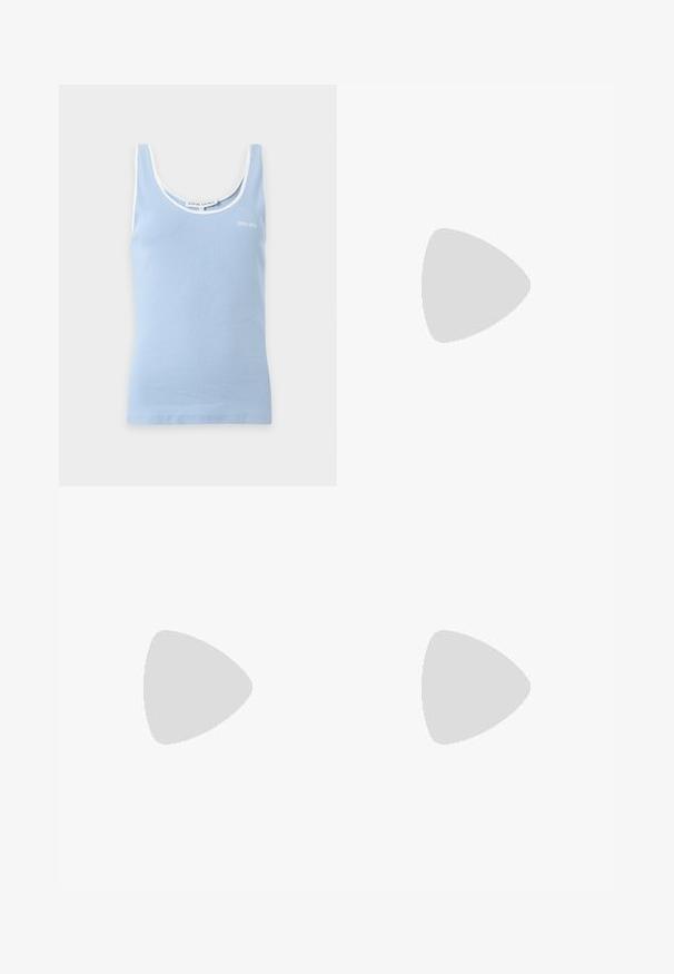 Camiseta de tirantes azul claro acanalada con ribetes blancos alrededor del escote y las mangas, con un pequeño logo "Stine Goya" en el pecho.; Shorts blancos con pequeños estampados de fresas rojas por toda la prenda, con un dobladillo con volantes y cintura elástica para mayor comodidad. Hechos de una tela ligera.; Mules blancos con punta afilada, textura plisada en la parte superior y un tacón de aguja delgado. Superficie lisa y diseño minimalista.; Pequeño bolso de mano de cuero amarillo pálido con frente fruncido, herrajes dorados y correa de hombro ajustable sobre fondo blanco.