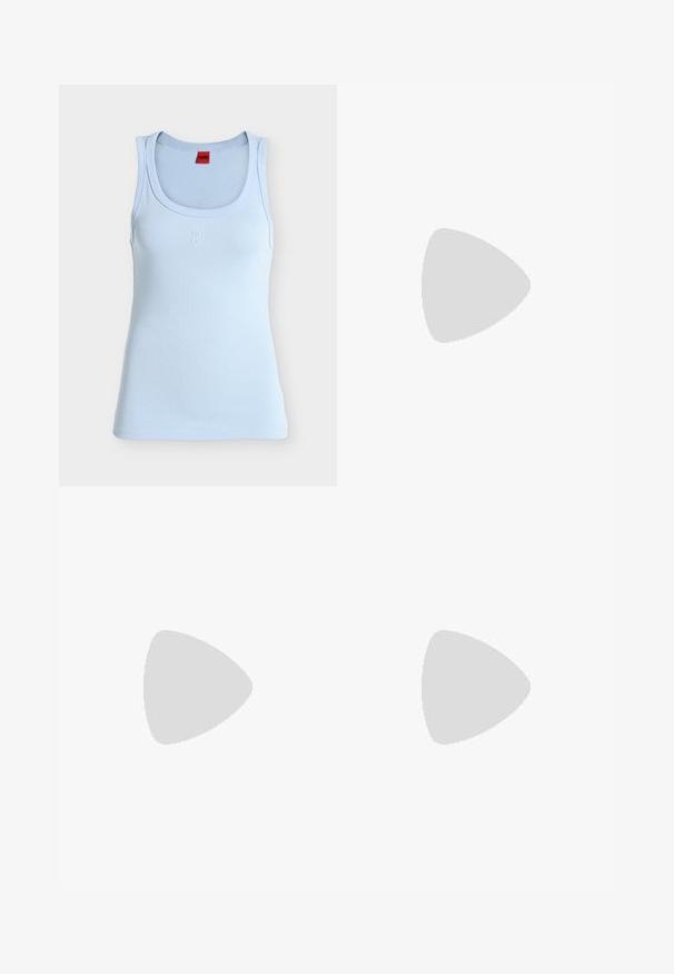 Lyseblåt ærmeløst tanktop med rund halsudskæring, med lille hvidt præget "HUGO" logo på brystet og rød label inde i kraven.; Lyseblå denimjeans med løs pasform, høj talje, fire lommer og lynlås. Klassisk fem-lomme design.; Sølvmetallic sneakers med hvidt "C" logo, hvide snørebånd og brun gummisål, vist fra siden på en ensfarvet lys baggrund.; Hvid skuldertaske med justerbar strop og subtilt tekstureret mønster, rektangulær form med afrundede kanter, sølvspænde på stroppen.