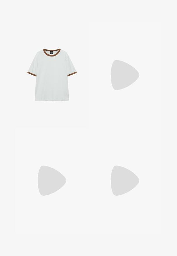 Hvid T-shirt med korte ærmer og brun kant på krave og ærmekanter, vist fladt mod en hvid baggrund.; Mørkeblå denimshorts med et klassisk femlommers design, messinghardware og synlig syning langs sømmene.; Brun læder bådsko med hvide sømme, snøre detaljer og lysbrun gummisål, vist fra siden på hvid baggrund.; Ray-Ban solbriller med grønne linser, sorte plastikstel og gyldne detaljer ved kanterne. Firkantet form med mat finish.