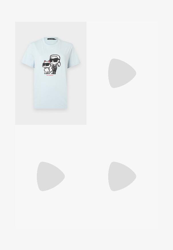Svetlomodré bavlnené tričko s grafickým dizajnom osoby a mačky v slnečných okuliaroch. Pod ním je vytlačený text "KARL LAGERFELD" v červenej farbe.; Svetlomodré rifľové nohavice s širokým strihom, ktoré majú prechodovú farbu od svetlomodrej po tmavomodrú, päť vreciek a zapínanie na gombík.; Čierna kožená členková čižma s špičatou špičkou, štíhlým stiletto podpätkom a hladkým, lesklým povrchom. Zips na zadnej strane.; Čierna textúrovaná kožená kabelka so zúženou elastickou rukoväťou a jemným logom "Karl Lagerfeld Jeans" na prednej dolnej strede.