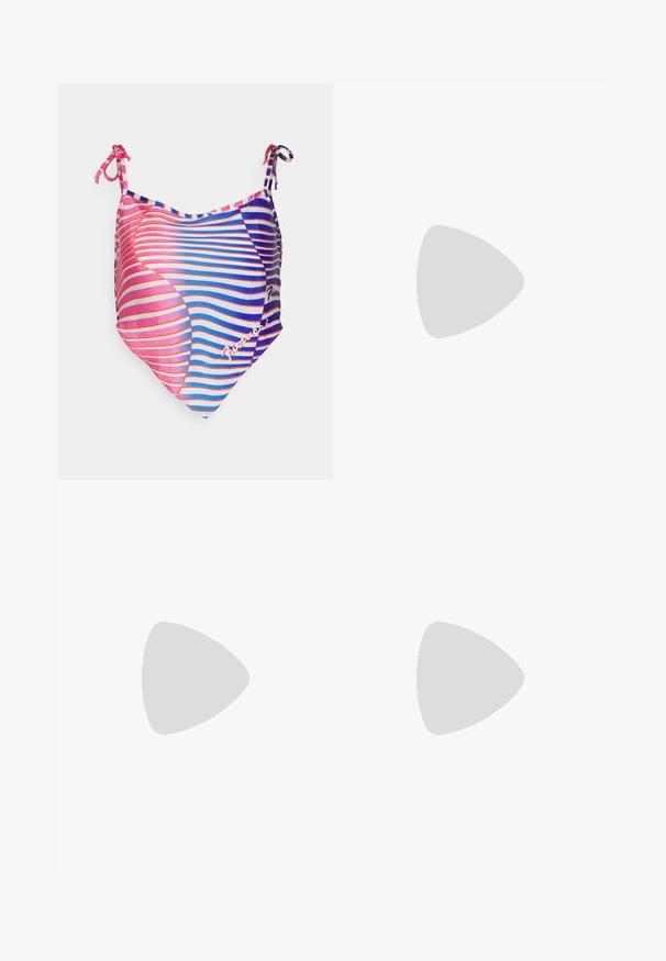 Fiorucci WAVE BANDANA - Μπλούζα - blue; Λευκή βαμβακερή φούστα με ελαστική μέση, που διαθέτει φαρδύ σχέδιο και μαλακή υφή, πιέτες κατά μήκος του υφάσματος για επιπλέον όγκο.; Άτομο που φοράει μαύρα σανδάλια τύπου σλάιντ με ανοιχτά δάχτυλα και σχέδιο γραφής σε ξύλινο πάτωμα δίπλα σε λευκό τοίχο με πάνελ.; Γυαλιά ηλίου σε κρέμα απόχρωση με οβάλ φακούς, καφέ σκίαση, με γυαλιστερή φινίρισμα και διακριτικό λογότυπο "Vogue" στο πλάι.