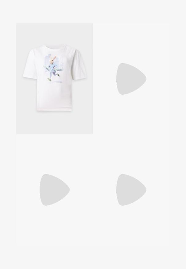 T-shirt blanc avec un dessin représentant un lapin courant portant un sweat à capuche bleu, des leggings à motifs et des baskets vertes, avec un paysage urbain en arrière-plan.; Jean denim bleu clair à jambes droites avec poches avant, passants pour ceinture, fermeture par bouton, et légère décoloration sur les cuisses et les genoux.; Chaussure plate en cuir noir pour femme, avec bout pointu et petit talon, vue de côté sur un fond gris clair uni.; Sac à main en cuir bleu marine doux avec fermeture à boucle argentée, une seule bandoulière, et une chaîne de poignet amovible sur fond blanc.