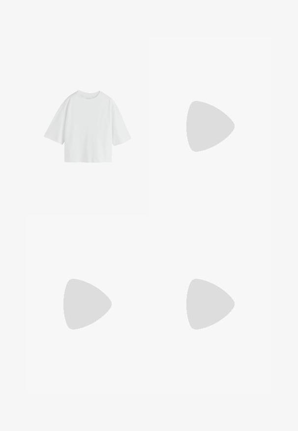 Effen witte oversized T-shirt met korte mouwen, een ronde hals en een losse pasvorm.; Zwarte wijde broek met een gladde stof, een platte voorkant, riemlussen en zijzakken, ontworpen voor een relaxte pasvorm.; Witte lage leren sneaker met strak design, ronde neus en platte rubberen zool, zijaanzicht.; Zwarte leren crossbodytas met ritssluiting, verstelbare riem, gladde textuur en een geperst merklogo aan de voorkant.