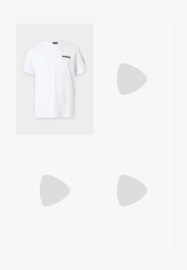 Witte T-shirt met korte mouwen met een klein EA7 Emporio Armani logo-patch op de linkerborst en een merklabel aan de binnenkant van de kraag.; Zwarte sweatpants van een katoenmix, met een elastische tailleband, taps toelopende benen, ribgebreide boorden en een wit logo-opdruk langs de zijkant.; Witte leren sneaker met een textuur bovenkant, ronde neus, vlakke witte zool en tonale veters. Subtiele branding op de tong.; Zwarte rechthoekige crossbodytas met voorvak met rits, verstelbare schouderriem en klein metalen logo bovenaan in het midden.