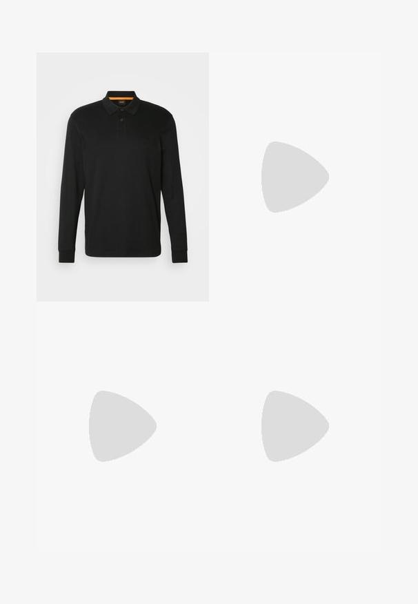 Čierna polo košeľa s dlhým rukávom z bavlny. Má klasický golier, zapínanie na dve gombíky a reliéfne logo na hrudi.; Čierne nohavice so slim fit strihom, s gombíkom na zapínanie, zipsom a dvoma prednými vreckami. Hladká tkanina s matným povrchom.; Čierna kožená šnurovacia spoločenská obuv s textúrovanou prednou časťou, vznášajúca sa nad béžovým kobercom v modernej miestnosti s nábytkom v jantárových tónoch.; Čierny kožený opasok s matným povrchom, s obdĺžnikovou kovovou prackou a hladkou textúrou. Jednoduchý dizajn bez vzorov alebo akcentov.