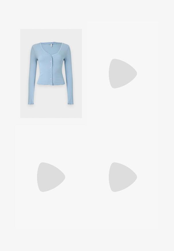 Lichtblauwe, geribbelde cardigan met lange mouwen, kleine witte knopen, V-hals en licht gerimpelde randen aan kraag, manchetten en zoom.; Beige midirok met hoge taille en plooien aan de voorkant, uitlopende silhouet en gladde stof.; Ballet flats met een spitse neus, gemaakt van geweven beige materiaal, met een flexibele zool en een gladde randafwerking.; Kleine zwarte glanzende handtas met twee lange hengsels en zijkant trekkoord details op een effen lichte achtergrond.