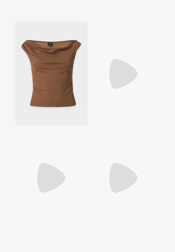 Bruine aansluitende off-shoulder top met lichte plooitjes bij de halslijn en een BDG-merkenlabel aan de binnenkant van de achterkraag.; Bruine jeans met rechte pijpen, voorzien van een voorste knoop- en ritsluiting, en een ontwerp met vijf zakken op een witte achtergrond.; Zwarte muilezel met hoge hak, enkelriem met gesp, vierkante neus, geplooide voorkant en dikke blokhak.; Zwarte laarzen in lakleer met een gebogen vorm, één schouderband, voorvakken en accenten in zilverkleurig metaal.