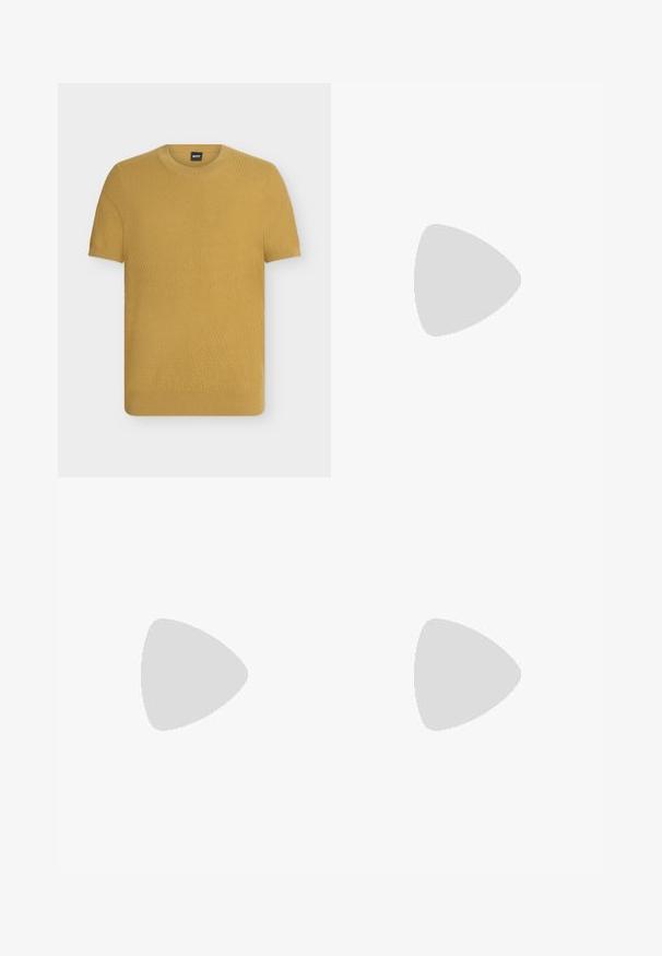 Kurzärmeliges senfgelbes Strickshirt mit Rundhalsausschnitt und subtil strukturiertem Muster, auf weißem Hintergrund dargestellt.; Herren Jeans aus blauem Denim mit einem verwaschenen Finish, gerader Beinschnitt, fünf Taschen und einem Knopfverschluss vorne. Genähte Akzente an den Taschen.; Schwarze Leder-Loeffler mit abgerundetem Zehenbereich, gesteppten Details und einer flachen Gummisohle. Verfügt über ein breites Band über dem Fußrücken.; Ray-Ban Sonnenbrillen mit grünen Gläsern, schwarzen Kunststoffrahmen und goldenen Akzenten an den Rändern. Quadratische Form mit matter Oberfläche.