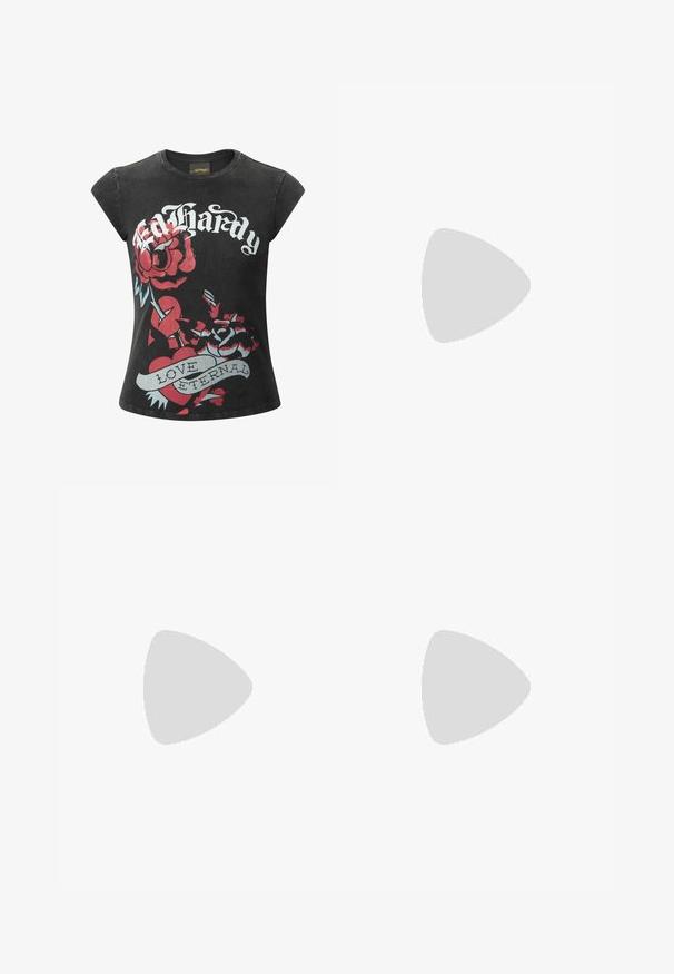 Sort kortærmet T-shirt med store røde roser og et hjertegrafik, der har teksten "Ed Hardy" og "LOVE ETERNAL" i hvide og blå nuancer.; Lysblå vidde jeans med et sommerfuglemotiv i guld- og elfenbensbroderi, prydet med dekorative syninger.; Chunky hvid sneaker med en glat læderoverdel, snørebånd, gummisål og en dekorativ kæde med perler omkring anklen.; Sølvmetallic håndtaske med en trekantet form, glat overflade og en tynd, justerbar skulderrem. Har et fold-over design med syninger.