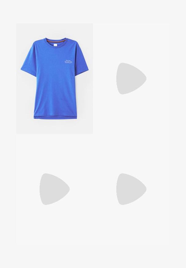 Blå bomulds T-shirt med korte ærmer, rund hals, med hvidt trykt tekst i øverste venstre hjørne. Glat tekstur og afslappet pasform.; Lysblå denim jeans med lige ben-design, der har traditionelle fem-lomme detaljer og diskret falmning mod knæene.; Hvide lædersneakers med en let afrundet tå, flad sål, multikolorede snørehuller, sort hælflap og præget logo på siden.; Sølv tekstureret ring med uregelmæssig form, der har en sort ædelstensaccent og indgraveret branding indeni.
