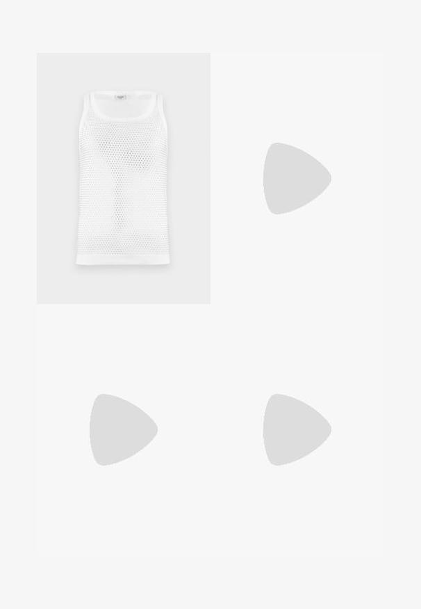 Witte mesh tanktop met een ademend, gestructureerd ontwerp, een ronde halslijn en brede schouderbanden. Geen zichtbare branding.; Lichtblauwe denimshorts met een hoge taille, vijf zakken en een rafelrand. Beschikt over een metalen knoop en contrasterende stiksels op de naden.; Zwarte leren dames slingback sandaal met open teen, gouden ovale gesp en blokhak op witte achtergrond.; Lichtroze clutchtas in envelopstijl met een gouden kettingriem en een kleine gouden sluiting in de vorm van twee vogels op een ring.