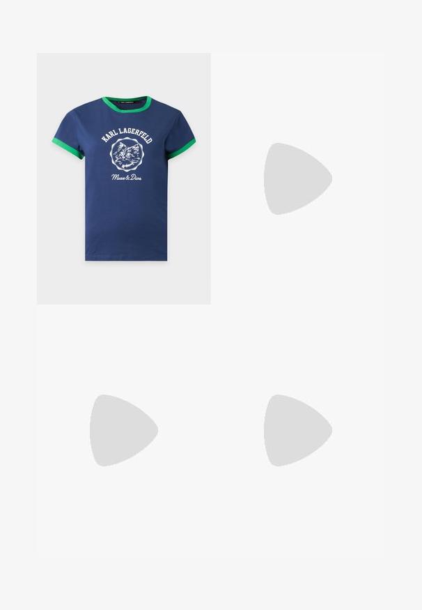 Μπλε ναυτικό t-shirt με πράσινο περίγραμμα στα μανίκια και στον γιακά, με λευκό γραφικό γατούλας και κείμενο "KARL LAGERFELD Muse & Diva".; Μπλε τζιν με φαρδιά γραμμή και ψηλή μέση, διακοσμημένα με κουμπιά σε χρυσό τόνο και δύο πίσω τσέπες. Το ύφασμα έχει κλασική, απαλή υφή.; Μαύρο πλέγμα μποτάκι μέχρι τον αστράγαλο με μυτερή μύτη, κλείσιμο με φερμουάρ και μικρό τακούνι. Περιλαμβάνει μια διακοσμητική αγκράφα κοντά στην περιοχή της μύτης.; Τυλιγμένη γυαλιστερή ασημί δερμάτινη ζώνη με ασημένια αγκράφα που φέρει το γράμμα Κ σε απλό λευκό φόντο.