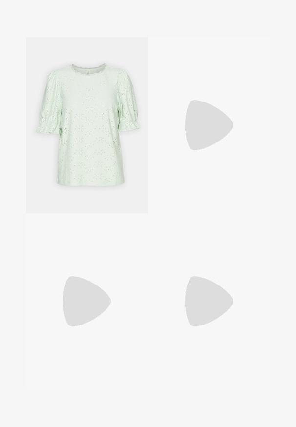 ONLY ONLNEW - T-shirts print - subtle green; Hvide skinny jeans lavet af strækbart bomuldsblandingsstof, der har forlommer, lynlås og en enkelt knaplukning.; Hvide Nike Air Max 90 sneakers med mesh og læderoverdel, der har en synlig luftenhed, parret med hvide ribbede sokker med sort logo.; Lille skuldertaske i spandstil lavet af skinnende cremefarvede perler med en håndtagsløkke af perler og dekorativ perleknaplukning.
