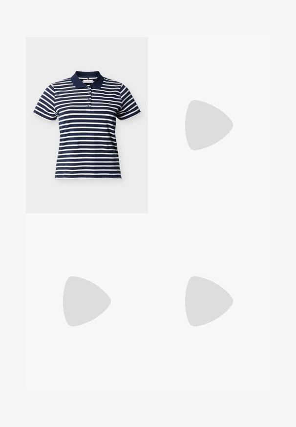 Kortærmet polo t-shirt med horisontale striber i marineblå og hvid, med navy krave og fire knapper på fronten.; Højtaljede sorte skinny jeans med knaplukning foran, falmet tekstur og frynset kant detalje. Fremstillet af denim materiale.; Hvide lædersneakers med en kraftig sål, teksturerede detaljer og snørelukning. Har formede accenter og en glat finish.; Sølv hoop øreringe med en struktureret, organisk design. Hver ørering har en glat, afrundet form og en poleret finish.