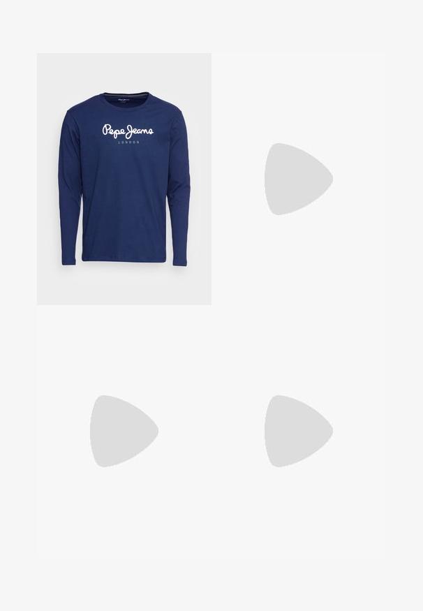 Marineblå langærmet t-shirt lavet af bomuld, med et hvidt logo "Pepe Jeans London" trykt på forsiden. Enkel rund halsudskæring og glat tekstur.; Khaki bukser lavet af bomuld. Lige pasform med en talje og forlommer. Har en enkelt baglomme og diskrete syninger.; Hvide og beige ruskinds sneakers med en brun gummi sål, flade snørebånd og en sort hæl-accent. Har logo detaljer på siden.; Sølvfarvet smykkesæt bestående af en tyk kædene med en hummerlås og en tilhørende tekstureret ring. Begge dele er skinnende og metalliske.
