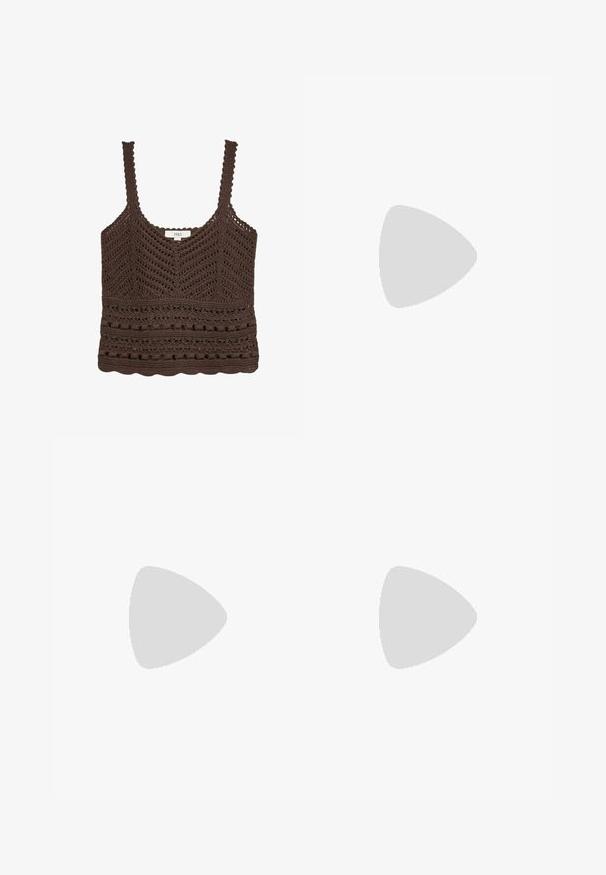 Top corto marrón de ganchillo sin mangas con bordes en forma de ondas y patrones geométricos, con escote redondo y tirantes delgados.; Falda midi fluida de color marrón oscuro con cintura fruncida, inserciones diagonales de encaje y borde asimétrico con volantes.; Chancla de goma marrón con suela texturizada y tiras en forma de V con la marca, sobre un fondo claro y liso.; Gafas de sol de carey marrón con una forma vintage de ojo de gato y lentes marrones. Presentan brazos curvados con acentos rojos.