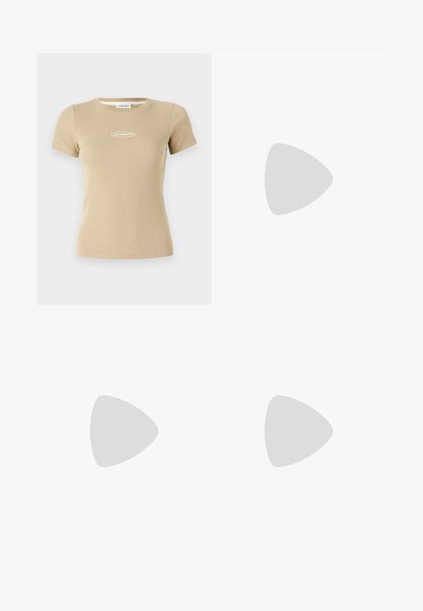 Beige soonikee lühikeste varrukatega T-särk ümmarguse kaelusega ja esiküljel valge "guess jeans" logo. Pehme kangastekstuur.; Sinine denimist põlvekõrgune seelik, millel on esiküljel keskel lõige, viie taskuga disain ja nupuga kinnitamine talje juures.; Valge rihmadega kitten-kontsaga sandaal, millel on terav ninaosa, hõljumas puidust plaatpõranda kohal õues, taustal hägune taim ja sein.; Väike beež nahast käekott ülemise sangaga ja hõbedase CK logoga esiklapil, valgel taustal.