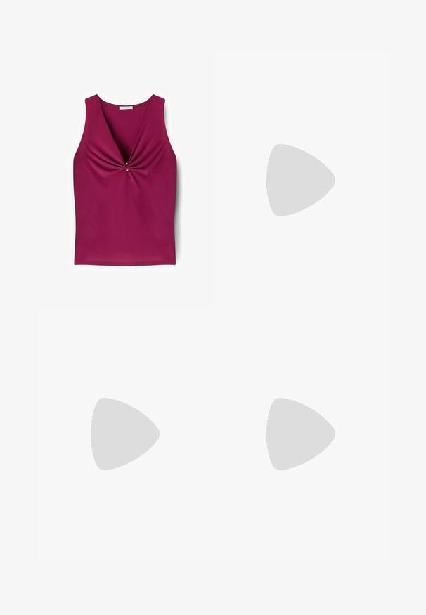 Mouwloze diep magenta top met V-hals en gedraaid stofdetail, verzameld in het midden vooraan met een kleine zilveren gesp.; Zwarte shorts van gladde stof, met een brede tailleband met twee zwarte knopen, plooien aan de voorkant en zijzakken.; Zwarte platte schoen van leer met een spitse neus, verstelbare band met een metalen gesp, een gladde textuur en een minimalistisch ontwerp.; Zwarte cat-eye zonnebril met donkere lenzen, een glanzend kunststof montuur en scherpe hoeken. Merken zichtbaar op de linkertempel.