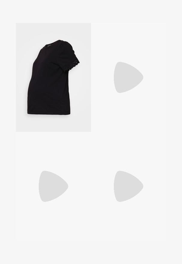 Camiseta de maternidad negra con mangas cortas abullonadas y un acabado de encaje con bordes ondulados. Material de algodón suave, con forma ajustada diseñada para el confort.; Pantalones de maternidad negros con una cintura alta y elástica diseñada para soportar el vientre de una mujer embarazada, mostrados sobre un fondo claro y liso.; Las mulas de cuero negro con punta abierta cuentan con una amplia tira frontal y un chunky tacón alto con una textura suave. Se muestra la vista lateral.; Gafas de sol rectangulares negras con lentes oscuros, montura de plástico grueso y patillas anchas. Superficie lisa y diseño anguloso.