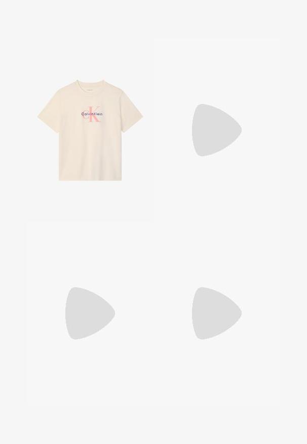Beige lyhythihainen T-paita, jossa on rintakehällä vaaleanpunainen "cK"-logo ja tummansininen "Calvin Klein"-teksti.; Mustahdin pieni hame, joka on valmistettu puuvillasta. Siinä on sivussa nappikiinnitys, jossa on neljä mustaa nappia, ja suora siluetti. Hamen pinta on sileä.; Musta matala nahkakengät mustilla nauhoilla, valkoisella pohjalla ja huomaamattomalla kohopainetulla logolla sivulla, kuvattu ulkopuolelta.; Valkoinen suorakaiteen muotoinen Calvin Kleinin käsilaukku, jossa on yksittäinen kahva, minimalistinen muotoilu ja koristeelliset tupsut, joissa on geometrinen metalliriipus sivulla.