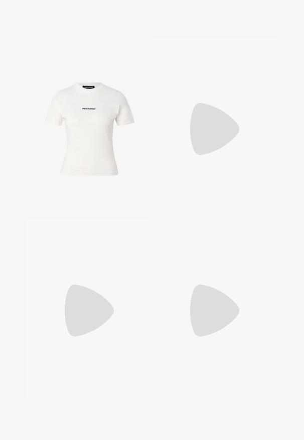 Weißes, kurzärmeliges, figurbetontes T-Shirt mit schwarzem "PEGADOR"-Schriftzug mittig auf der Brust und rundem Halsausschnitt.; Blaue Denim-Shorts mit geradem Schnitt, fünf Taschen und kontrastierenden gelben Nähten. Enthält ein kleines Logo auf der linken Seite.; Schwarze kniehohe Stiefel aus glattem Leder. Sie verfügen über eine spitze Zehenform und einen klobigen, strukturierten Blockabsatz. Minimale Nähtedetails.; Schwarze strukturierte Lederhandtasche von Steve Madden mit gebogenem Reißverschluss oben, kurzem unregelmäßigem Metall- und Ledergriff sowie abnehmbarem Schulterriemen.