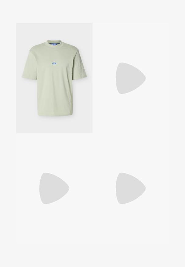 T-shirt vert clair à manches courtes avec col rond côtelé et petit patch logo bleu "HUGO" centré sur la poitrine.; Shorts casual bleu marine foncé avec taille élastique et cordon, longueur mi-cuisse, avec un patch logo discret sur le côté.; Baskets en daim beige au design épuré, présentant une tige texturée, un bout rond et une semelle en caoutchouc avec un motif en zigzag.; Bracelet en métal argenté composé de maillons rectangulaires texturés disposés en boucle continue sur fond blanc.