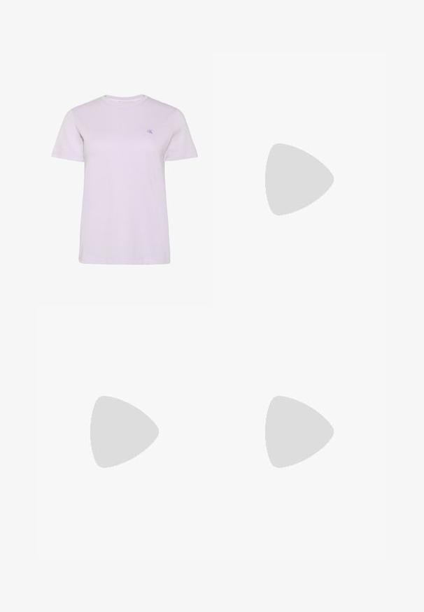 T-shirt violet clair à manches courtes et col rond avec un petit logo "cK" brodé sur la poitrine gauche, présenté sur un fond blanc.; Jean skinny taille haute bleu clair avec poches devant et derrière, fermeture par boutons et détail subtil délavé.; Botte de cheville en cuir noir avec un bout pointu, un talon carré et une sangle avec un détail de logo métallique. Texture lisse et design minimaliste.; Boucles d’oreilles créoles en métal argenté avec une surface lisse légèrement incurvée et des fermoirs à clapet sur un fond blanc uni.