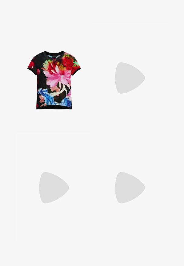 Zwart t-shirt met korte mouwen en een levendige bloemenprint in roze, rood en blauw, met een ronde hals en contrasterende zoom.; Zwarte asymmetrische rok met gerimpeld detail bij de taille en gelaagde gedrapeerde stof die een trapvormige zoom creëert.; Zwarte gepatineerde leren ballerina's met een vierkante neus, voorzien van twee banden met gespen. De zolen zijn plat op een lichte houten vloer.; Kleine bordeauxrode leren clutch met zilveren metalen gesp en polsriem op een witte achtergrond.