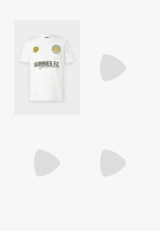 Camiseta blanca de manga corta con texto negro "SUNNIES FC", escrito "Lyle & Scott" y dos logos circulares amarillos en el pecho.; Pantalones de chándal blancos con paneles laterales en azul marino y puños elásticos, fabricados en un tejido suave con una textura lisa y una cintura con cordón.; Zapatillas de cuero blanca con un acabado suave, punta redondeada, cordones planos y una suela texturada. Acento de ante gris en el talón.; Gafas de sol de plástico transparente con lentes marrones rectangulares, que cuentan con finas varillas transparentes y acentos metálicos en las patillas.