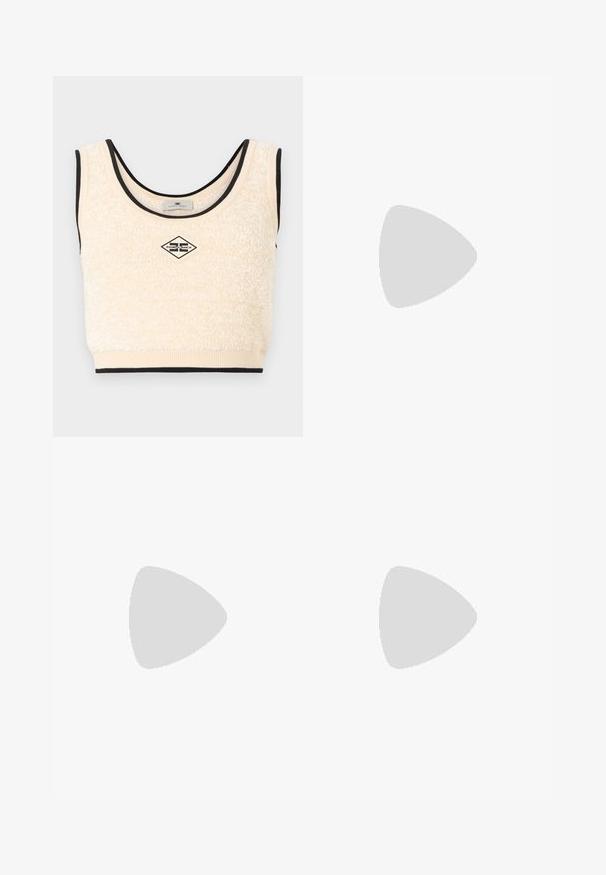 Κρεμ αμάνικο crop top με υφή, με μαύρο περίγραμμα και κεντρικό τσεπάκι με λογότυπο σε σχήμα ρομβού που γράφει "Elisabetta Franchi".; Σορτς με σχέδιο φίδι σε καφέ και μπεζ από υλικό με υφή, με εφαρμοστό σχέδιο και λεία επιφάνεια με ορατές ραφές.; Μαύρα παπούτσια από πατεντέ δέρμα με ψηλή φτέρνα, διπλές λουριά στον αστράγαλο και χρυσούς αγκράφες, ανοιχτό δάχτυλο και λεπτή, κωνική φτέρνα σε ουδέτερο φόντο.; Μαύρη δερμάτινη τσάντα ώμου με υφή κροκοδείλου, μακριά λουριά και μικρό ασημένιο λογότυπο σε ένα από τα λουριά.