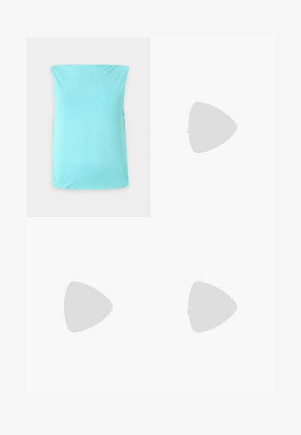 Lichtblauwe strapless tube top van glad, rekbaar materiaal getoond tegen een effen lichte achtergrond.; Lichtblauwe wijde spijkerbroek met plooien aan de voorkant, knoopsluiting en JJXX-label aan de binnenzijde van de tailleband.; Kastanjebruine leren laarzen tot de knie met een spitse neus, een stilettohak en een decoratieve gespsluiting rond de enkel. Glad van structuur.; Zwarte leren handtas met een afgeronde vorm, versierd met zilveren studs, en een korte handgreep. Gladde textuur en ritsluiting.