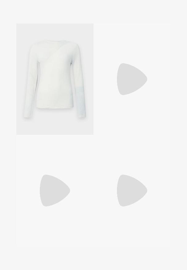 Hvid langærmet top med struktureret stof, med en diagonalsøm og en lyseblå detalje på den nederste ærme, rund udskæring.; Mørkeblå denimjeans med lige pasform, klassisk fem-lomme design, frontknaplukning og subtilt slid, der giver en brugt effekt.; Sorte læder højhælede pumps med spids tå, slank stilettohæl og glat overflade. Indvendigt har de en kontrastfarvet brun foret.; Brun lædertaske med en struktureret form, aftagelig skulderrem og to håndtag. Indeholder et logoemblem på forsiden.