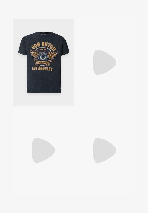 T-shirt noir Von Dutch avec un graphisme d'un globe oculaire ailé portant des lunettes, texte vintage "Sweet Home California Since 1929" et "Los Angeles."; Shorts olive verts arrivant au genou, avec taille élastique, fermeture à bouton et à zip, poches latérales et passants de ceinture.; Baskets blanches avec des accents noirs et gris, présentant un embout texturé gris, une semelle en caoutchouc noir et des lacets plats blancs. Design épuré, style minimaliste.; Ensemble de bijoux en argent massif comprenant un collier à chaîne épaisse avec un fermoir à homard et une bague texturée assortie. Les deux pièces sont brillantes et métalliques.