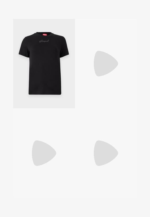 T-shirt noir Diesel à manches courtes avec un petit logo en strass centré juste en dessous de l'encolure.; Jean en denim noir à coupe large, avec un style classique à cinq poches, fermeture à bouton et légère décoloration.; Chaussure slingback à talon kitten en cuir verni noir avec bout pointu et talon bas incurvé sur fond clair uni.; Sac à main en cuir verni noir avec une forme incurvée unique, une anse courte et ajustable, et une fermeture zippée. Texture lisse avec un branding discret.