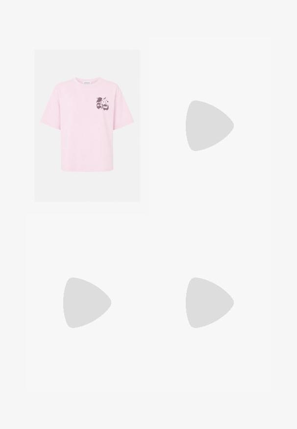 T-shirt rose clair à manches courtes avec un petit motif de deux cerises en forme de boule disco et des feuilles sur le haut gauche de la poitrine.; Jupe midi en denim bleue. Elle présente une fente avant, une taille haute et un design à cinq poches. Coutures classiques et accents en métal.; Baskets Adidas Gazelle violet clair avec des bandes bleu marine et une languette au talon, semelle en gomme, flottant au-dessus d’un rebord en pierre avec des escaliers flous en arrière-plan.; Sac à main rose rembourré avec un design arrondi, fabriqué à partir d'un matériau brillant. Dispose d'une poignée froncée et d'une fermeture éclair pour un accès sécurisé.